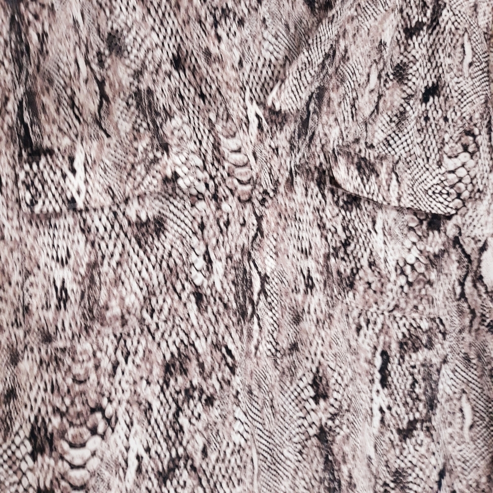 Torrid Snake Print Blouse With Front Pockets Sleeves V_Neck Size 0 (12) - Picture 4 of 13